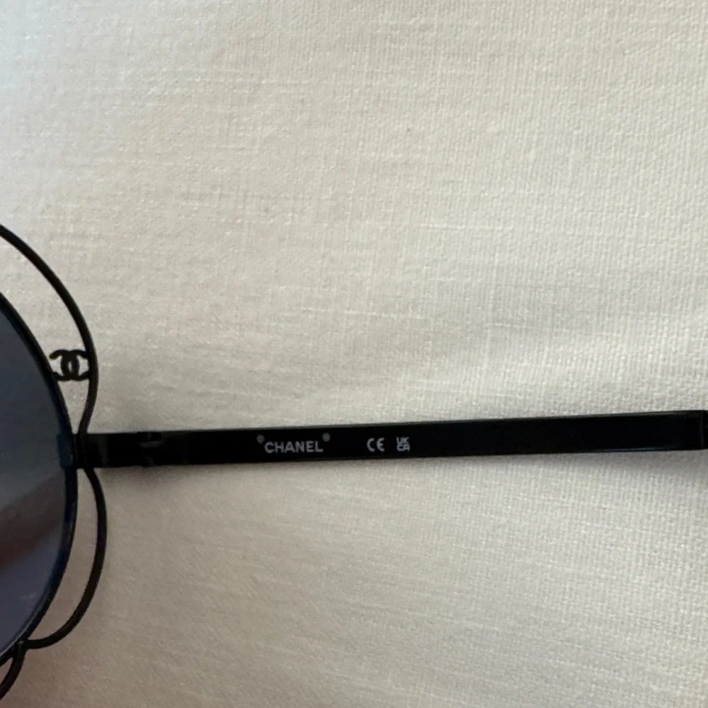 CHANEL Black Flower Sunglasses - Picture 3 of 5